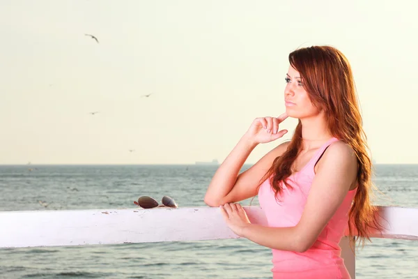 Attraktive Mädchen auf Pier junge Frau und Meer — Stockfoto