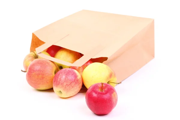 Winkelen bruin geschenk zakken en apple geïsoleerd — Stockfoto