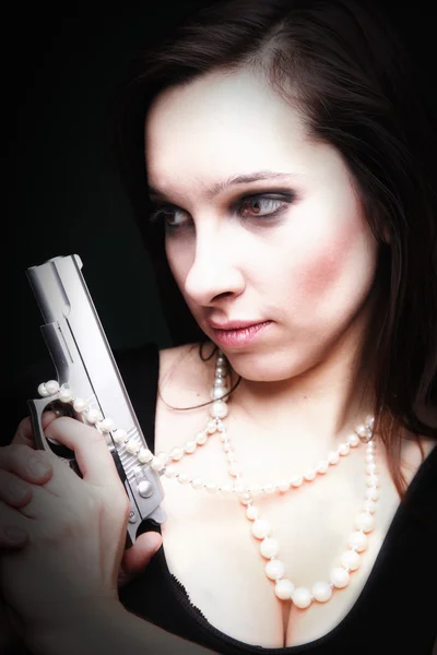 Sexy jeune femme cheveux longs pistolet et perle — Photo