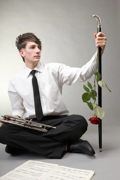Retrato de un joven jazz y su fondo gris trompeta. Melodía de amor —  Fotos de Stock