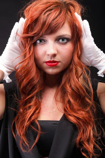 Belle rousse - Jeune belle femme aux cheveux rouges — Photo