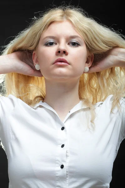 Portret van mooie blonde vrouw — Stockfoto