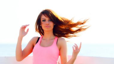 çekici kız kış aylarında saç genç kadın