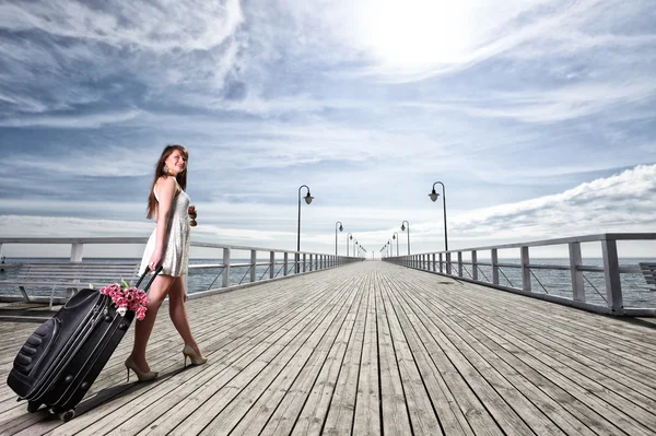 美しい女性の女の子海係留桟橋でスーツケース — ストック写真