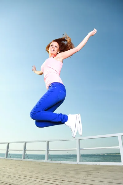 Chica atractiva Mujer joven saltando cielo — Foto de Stock
