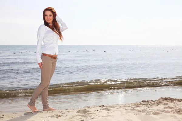 La joven mujer feliz en una playa — Foto de Stock