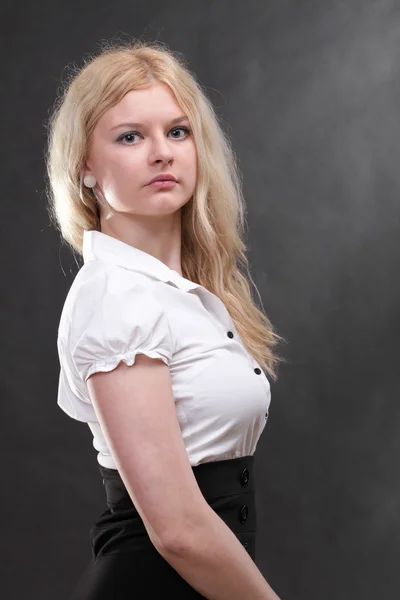 Portret van mooie blonde vrouw — Stockfoto