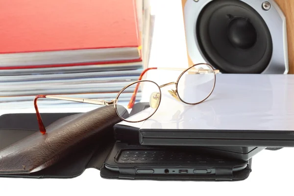 Lector de libros electrónicos de gafas, aislado en blanco — Foto de Stock