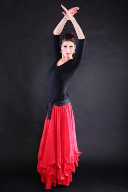 çekici İspanyol genç kadın üzerinde siyah backg Flamenco dans