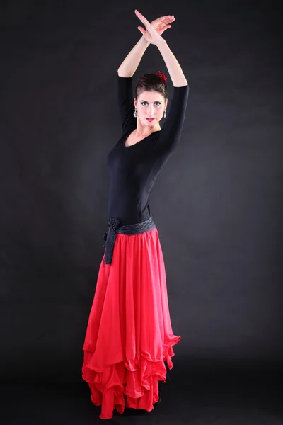 Attrayant espagnol jeune femme dansant flamenco sur fond noir — Photo