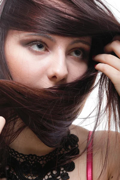 Όμορφη μελαχρινή γυναίκα μακριά μαλλιά — Φωτογραφία Αρχείου