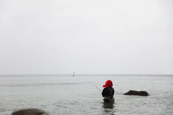 Pescador na água do mar outono — Fotografia de Stock