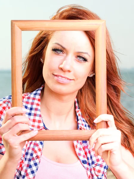 Vrouw met frame reizen concept — Stockfoto