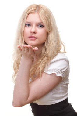 güzel bir genç kadın bir öpücük üfleme