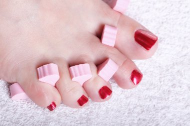 kadın ayakları kırmızı cilalı tırnaklar