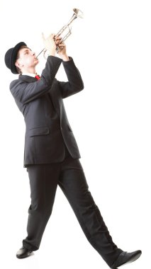 genç bir adam onun trompet çalmaya portresi