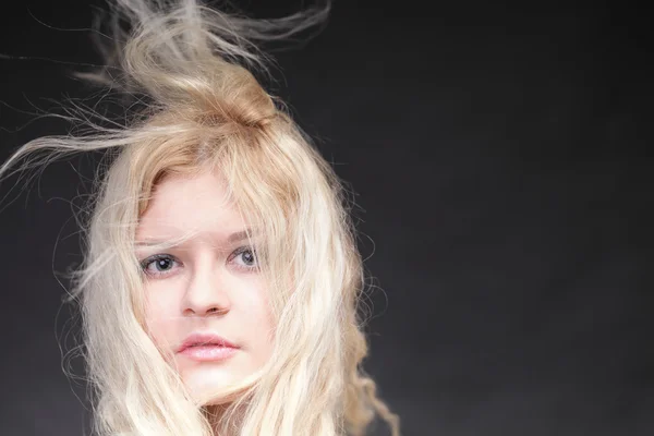 Mulher loira com seu cabelo soprando — Fotografia de Stock