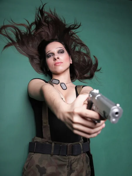 Sexy junge Frau lange Haare - gun — Stockfoto