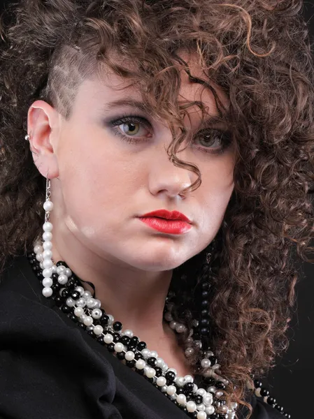 Öronhåltagning super kvinna curly girl — Stockfoto