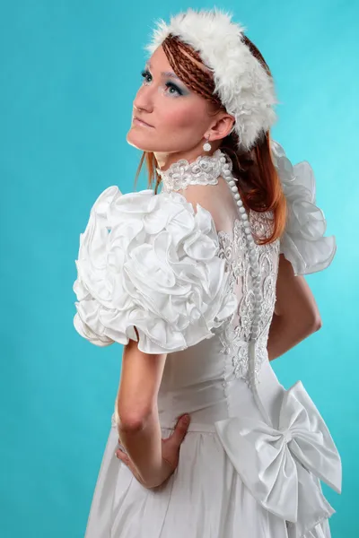 Wunderschöner Ingwer in einem Kleid aus Schneekönigin — Stockfoto