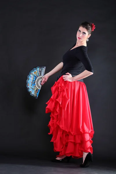 Привлекательная испанская девушка танцует фламенко над черным рюкзаком — стоковое фото