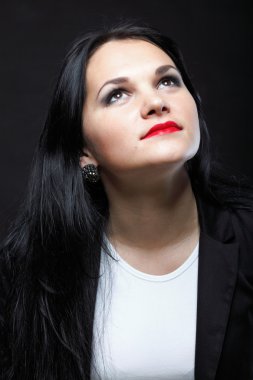 Güzel, genç bir esmerin portresi