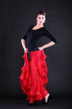 çekici İspanyol genç kadın üzerinde siyah backg Flamenco dans