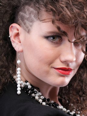 Süper kadın kıvırcık kız piercing kulak