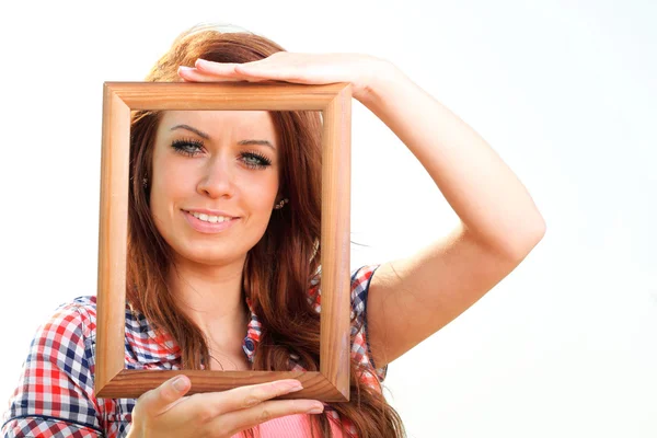 Vrouw met frame reizen concept — Stockfoto