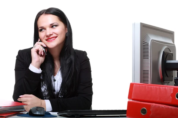 Moderna mulher de negócios falando telefone sentado na mesa do escritório — Fotografia de Stock