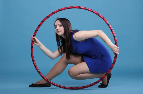 Dance hoop Mulher bonita em azul — Fotografia de Stock