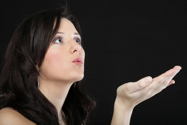 Porträt einer niedlichen jungen Frau, die einen Kuss in Richtung — Stockfoto