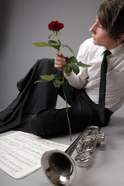 Retrato jovem apaixonado amor trompete — Fotografia de Stock