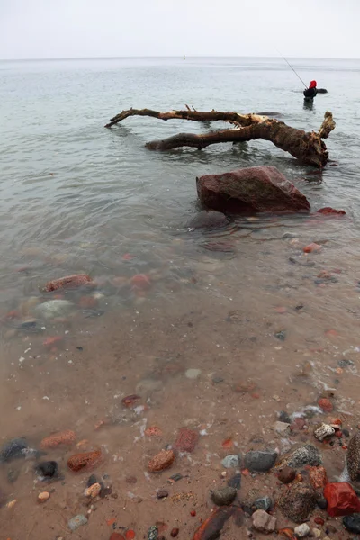 Pescador Piedras en el agua de mar otoño —  Fotos de Stock