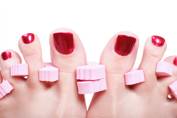 Женские ноги красный полированные ногти — стоковое фото