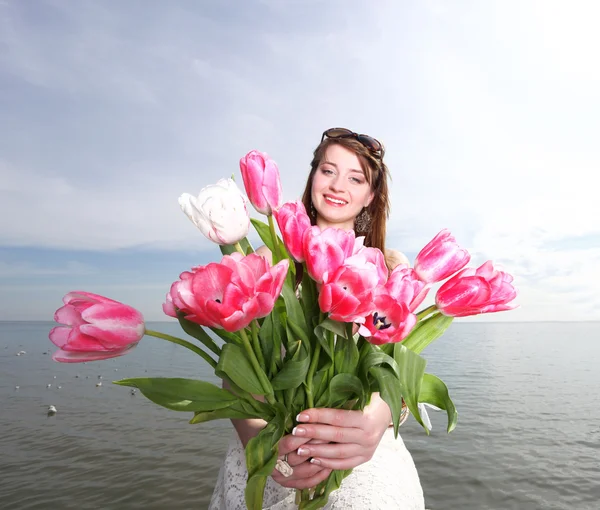 Mosolygó nő virágok tengeri csomó — Stock Fotó