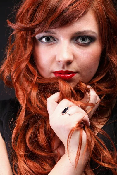 Mooie roodharige - jonge mooie rode donkerharige vrouw — Stockfoto