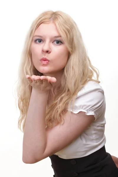 Piękna młoda kobieta dmuchanie pocałunek — Zdjęcie stockowe