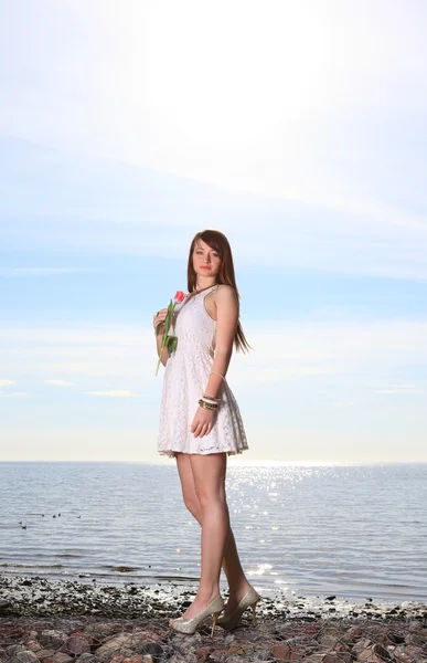 Femme souriante avec des fleurs de tulipes — Photo