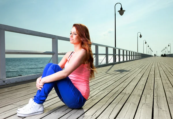 Ragazza attraente Giovane donna molo mare — Foto Stock