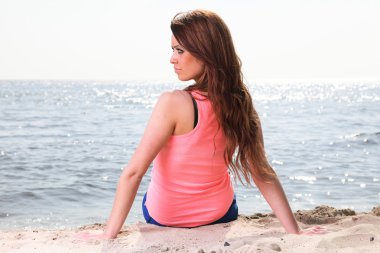 kadın zevk yaz güneş oturma kum ha seyir Beach Tatil