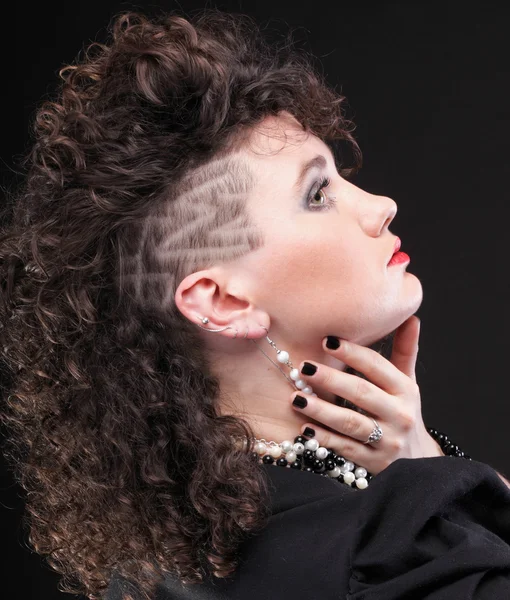 Süper kadın kıvırcık kız piercing kulak