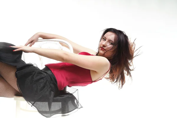 Showgirl Frau Tanz in rotem Korsett Stuhl weiß isoliert — Stockfoto