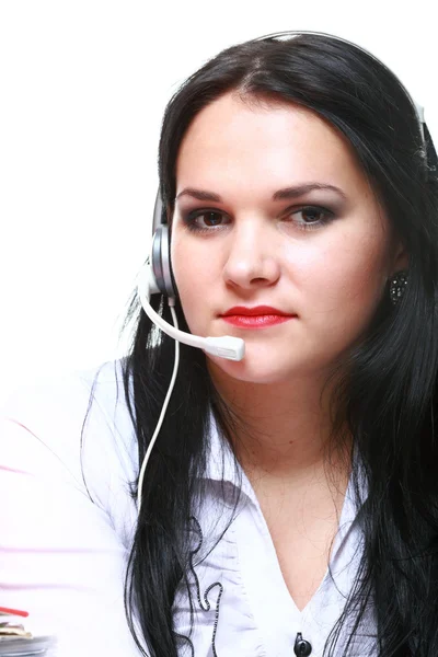 Chica morena joven con auriculares — Foto de Stock