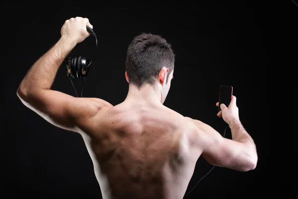 Hombre guapo escuchando música en los auriculares — Foto de Stock