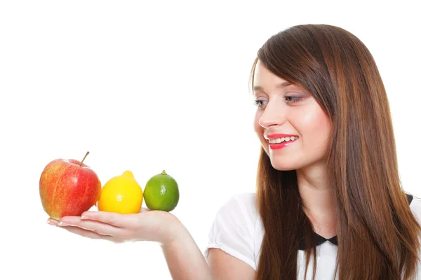 Joven mujer sonriente con frutas y verduras fondo blanco — Foto de Stock