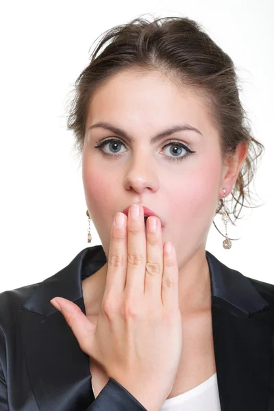 Porträt einer aufgeregten Geschäftsfrau, die ihren Mund mit der Hand bedeckt — Stockfoto