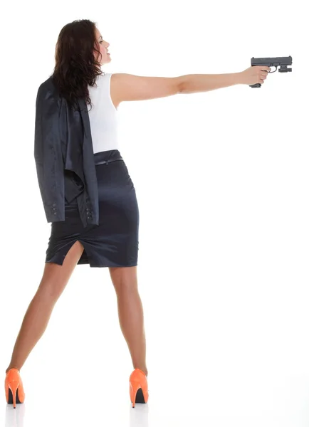 Jeune femme brune avec pistolet isolé sur blanc — Photo