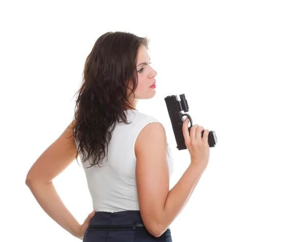 Jeune femme brune avec pistolet isolé sur blanc — Photo