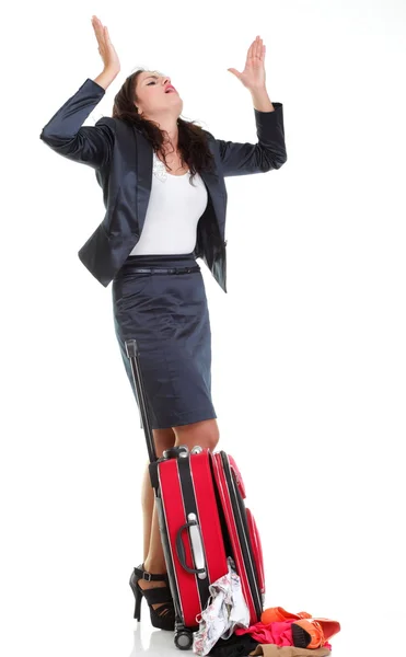 Mujer de negocios joven de larga duración a finales de la bolsa de viaje roja — Foto de Stock